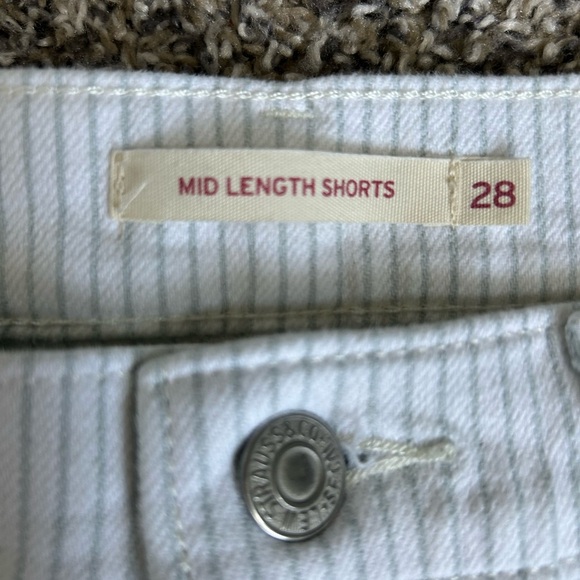 Levi Strauss Women’s Mid-Length White Shorts with light blue pinstripe size 28 - Picture 3 of 8